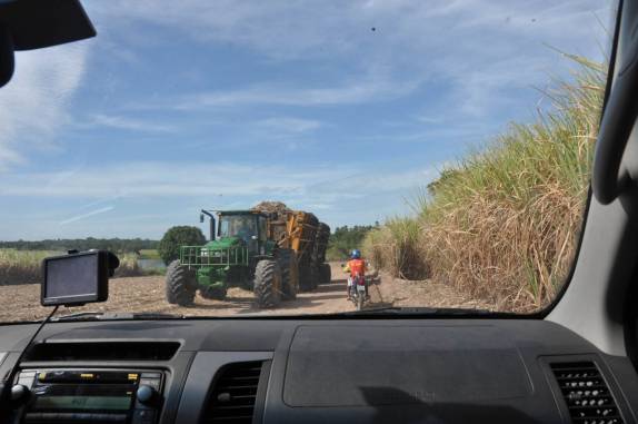 Seguindo o mototaxi pelo canavial, entre Lucena e a Praia da Campina - PB